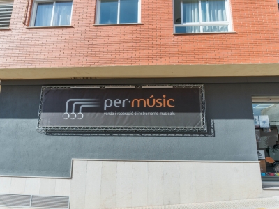 Detalle logo fachada Permusic